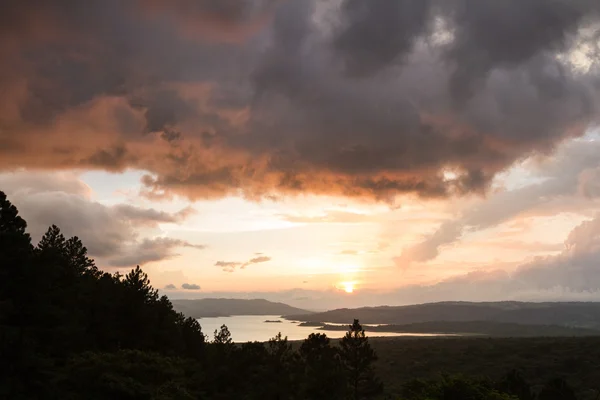 Arenal jezero odraz slunce — Stock fotografie