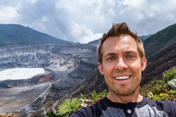 Selfie con el Volcán Poas en el fondo — Foto de Stock