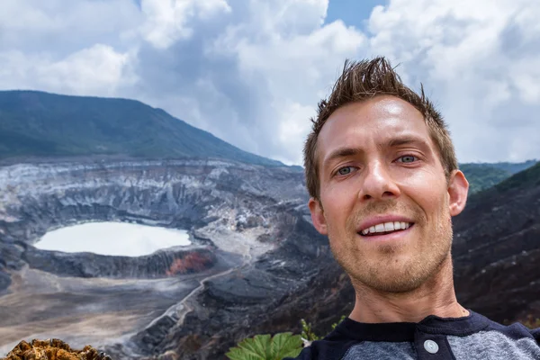 Selfie con el Volcán Poas en el fondo — Foto de Stock