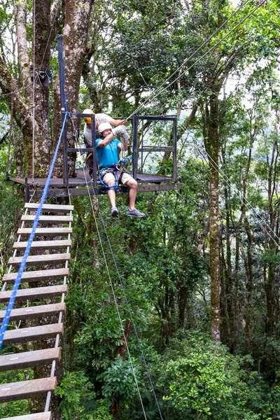 Zip line canopy tours in Costa Rica — Stockfoto