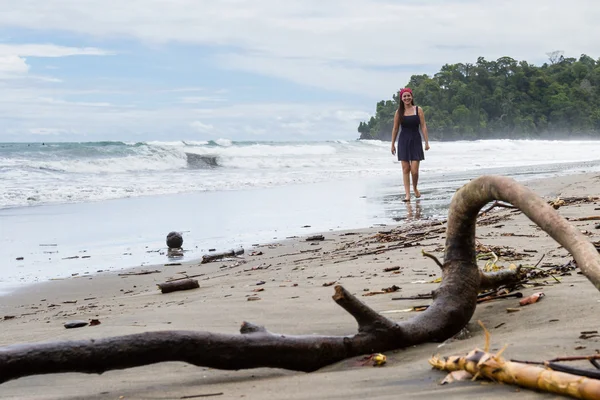 Caminar por la playa — Foto de Stock