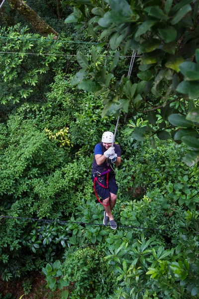 Zip line canopy tours in Costa Rica — Stockfoto