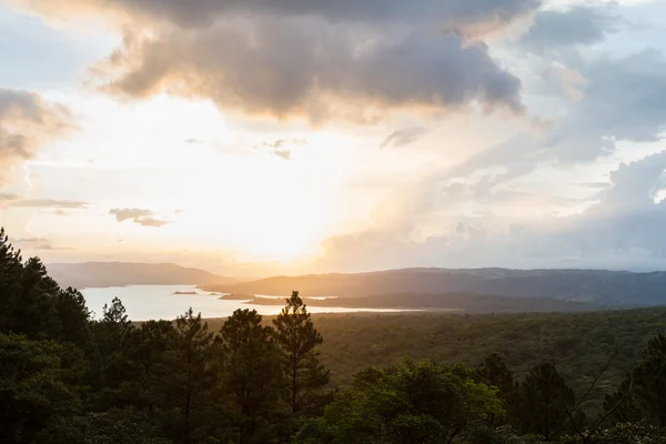 Arenal lake reflectie de zon — Stockfoto