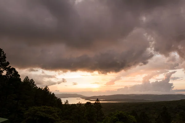 Lago Arenal reflejo del sol —  Fotos de Stock