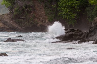 Dalgalar kayalara çarpıyor