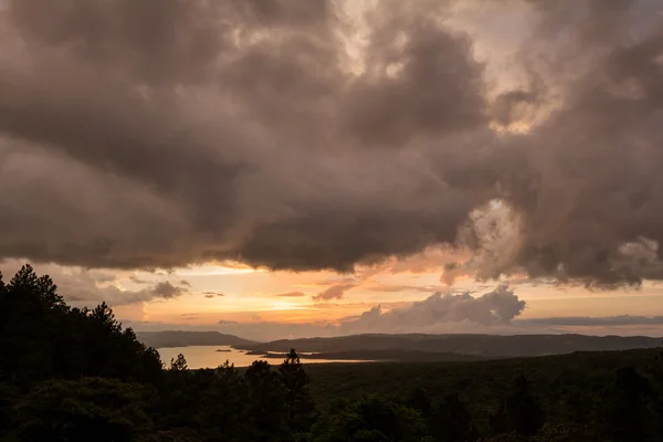 Arenal jezero odraz slunce — Stock fotografie