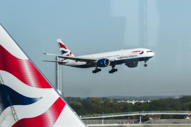 Heathrow, Londra İngiltere - 19 Eylül 2019: British Airways uçağı Lounge 'dan görüldü.