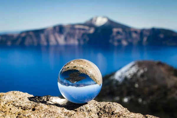 Wizard Island Refletindo Cabeça Para Baixo Uma Esfera Cristal Com — Fotografia de Stock