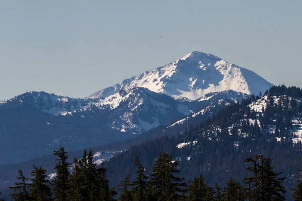 今の春の景色はオレゴン州クレーターレイク国立公園のリムドライブからスコット山をキャップ — ストック写真