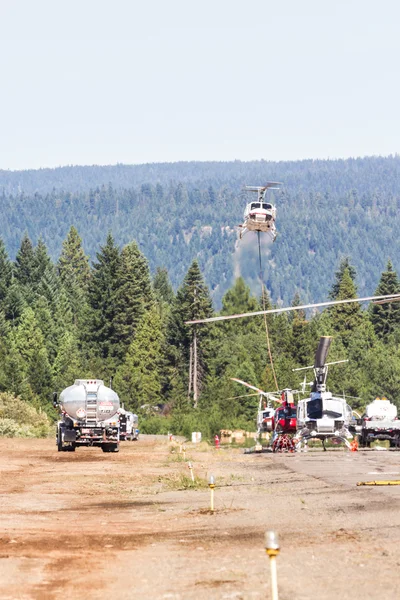 Helikoptery strażaków — Zdjęcie stockowe