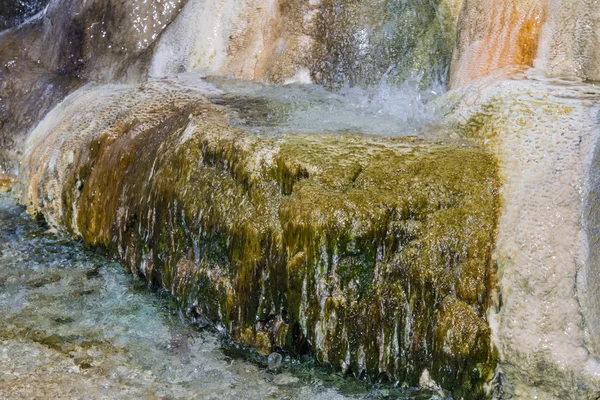 Acqua minerale di sorgenti calde — Foto Stock