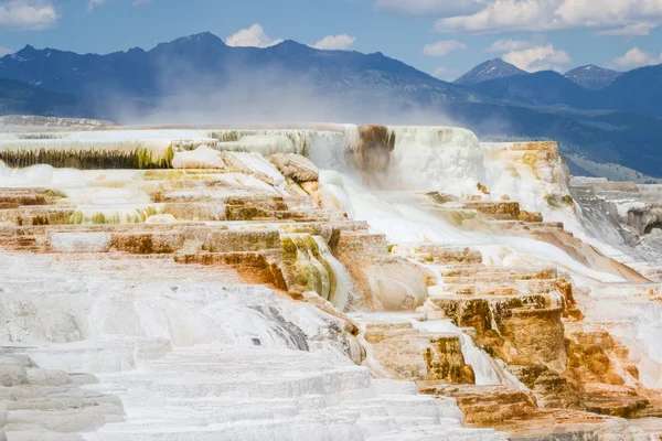 Mineral flow in yellowstone — Stock Photo, Image