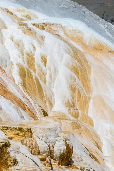 Mineral flöde i yellowstone — Stockfoto