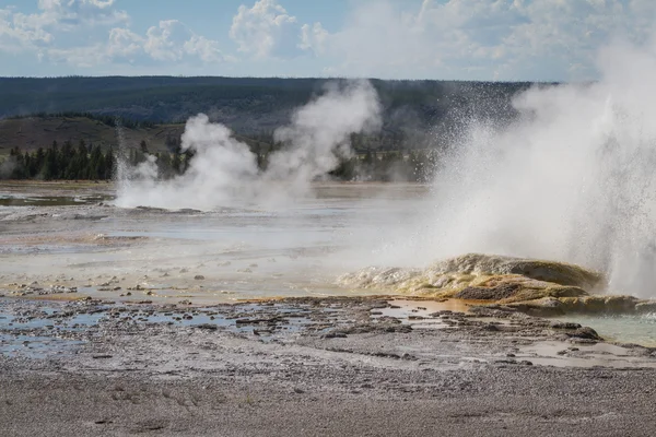 Yellowstone geyser — Stock Photo, Image