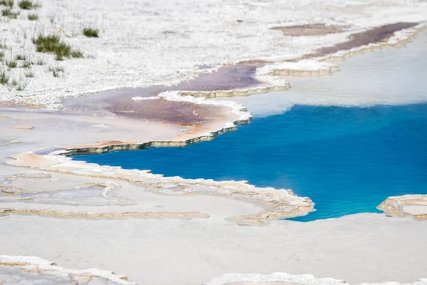 Modré vody v yellowstone je gejzíry — Stock fotografie