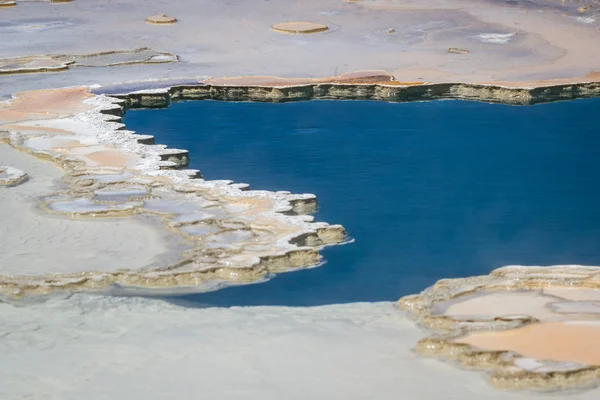 Błękitne wody w yellowstone w gejzery — Zdjęcie stockowe