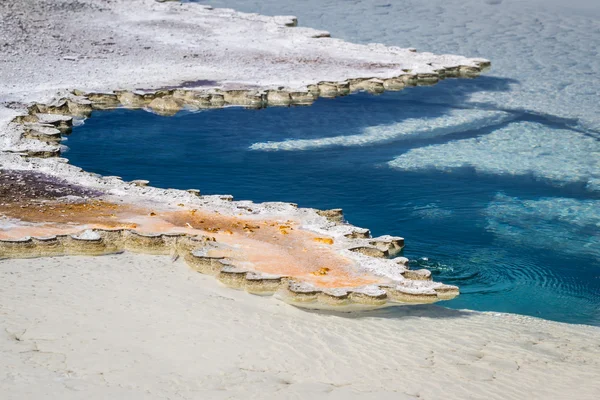 Καταγάλανα νερά στο yellowstone του geysers — Φωτογραφία Αρχείου