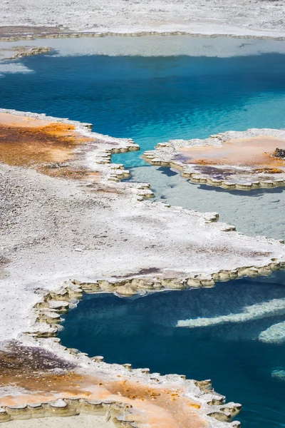 Aguas azules en los géiseres de Yellowstone —  Fotos de Stock