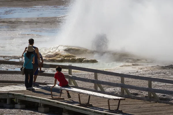 Turisti in pietra gialla — Foto Stock