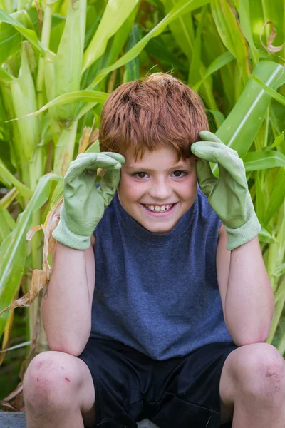 Jeune garçon avec des gants verts — Photo