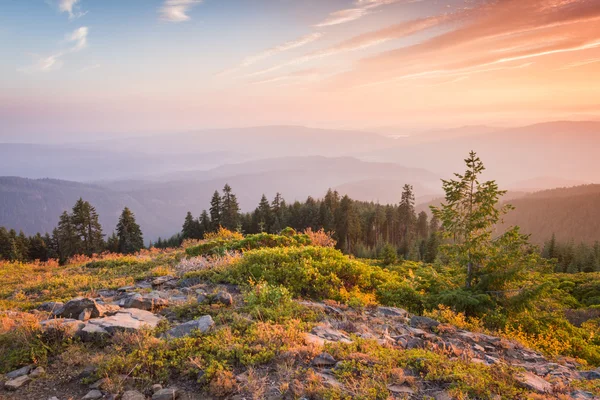 Tramonto da una cima di montagna — Foto Stock