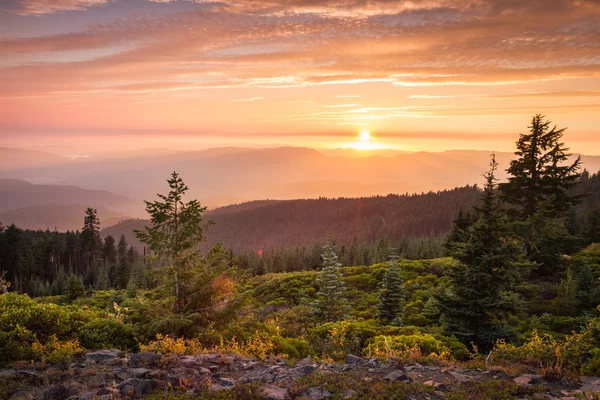 Dağın tepesinde günbatımı — Stok fotoğraf