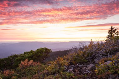 dağın tepesinde günbatımı 