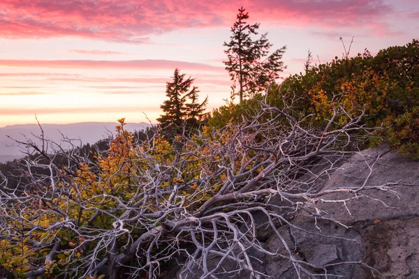 Puesta de sol desde una cima de montaña — Foto de Stock