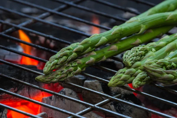 Espárragos a la parrilla —  Fotos de Stock