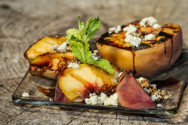 Grilled peaches — Stock Photo, Image