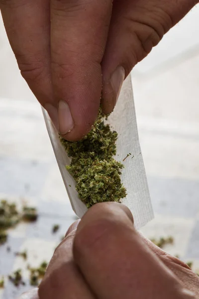 Een joint rollen — Stockfoto