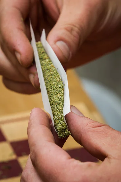 Een joint rollen — Stockfoto