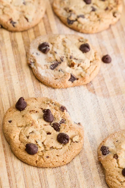 Biscoitos de chocolate fresco apoiado — Fotografia de Stock