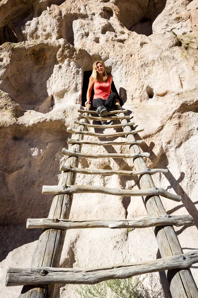 Відвідування стародавніх руїн у Bandelier National Monument — стокове фото