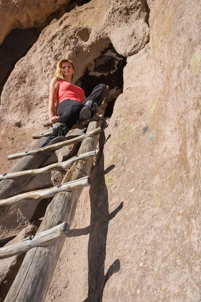 Visiting the ancient ruins in Bandelier National Monument — Stock Photo, Image