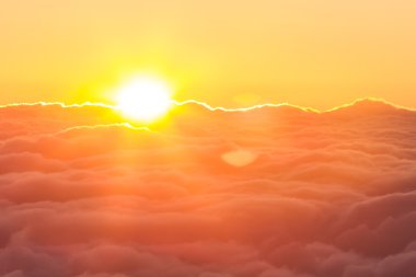 Sunrise bulutların üstünde 