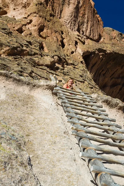 Visitando as ruínas antigas no Monumento Nacional Bandelier — Fotografia de Stock