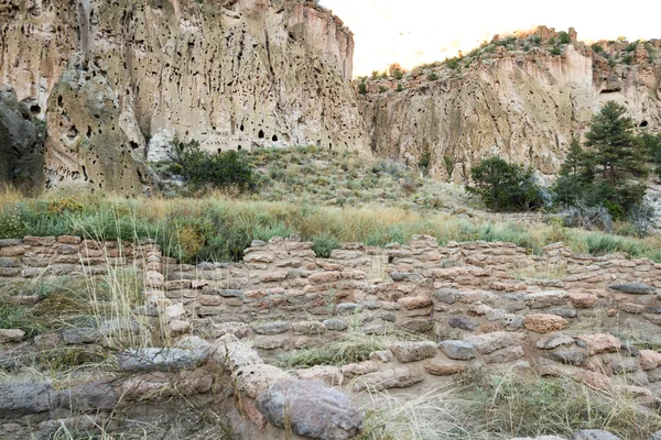 Antik kalıntılar içinde Bandelier Ulusal Anıtı — Stok fotoğraf