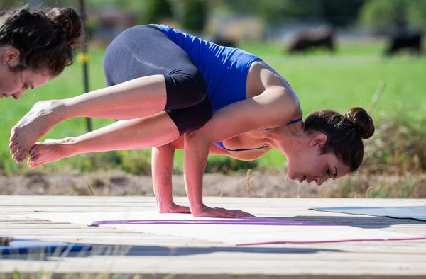 Yoga all'aperto — Foto Stock