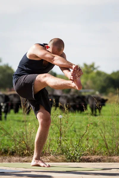 Yoga all'aperto — Foto Stock