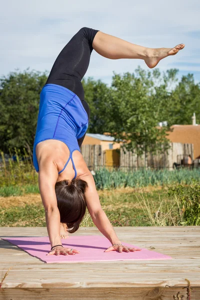 Yoga all'aperto — Foto Stock