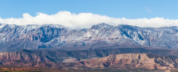 Première neige sur les montagnes — Photo