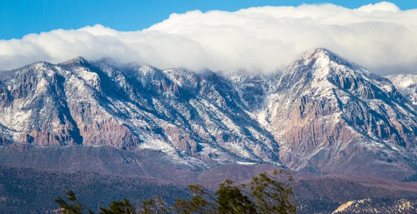 Primeira neve nas montanhas — Fotografia de Stock