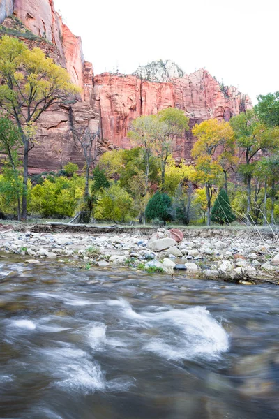 Paisagem fluvial de outono — Fotografia de Stock