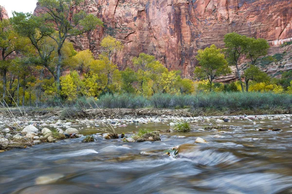 Autunno paesaggio fluviale — Foto Stock