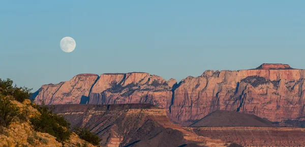 Full moon rising — Stock Photo, Image