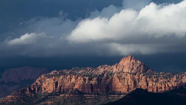 Zion np, utah dağlarda — Stok fotoğraf