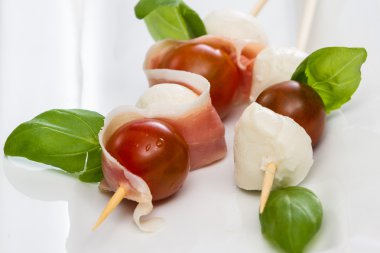 taze mozzarella ve domates meze 