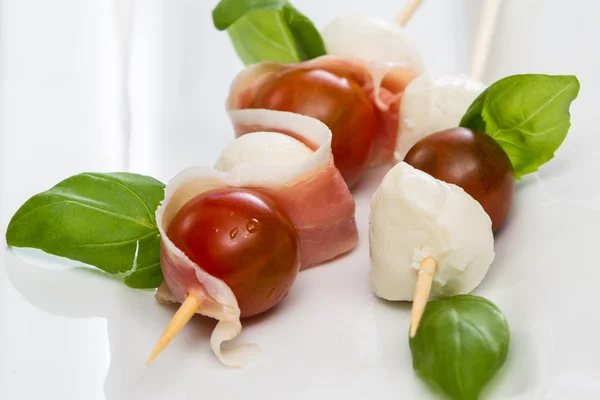 Mussarela fresca e aperitivo de tomate — Fotografia de Stock