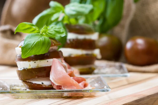 Frischer Mozzarella und Tomatenstapel — Stockfoto
